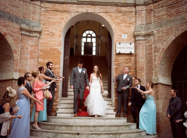 Gubbio Town hall, Exit of bride and groom with guests throwing confetti